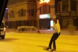 Snowboard yapan gen&ccedil;ler g&ouml;renleri şaşırttı