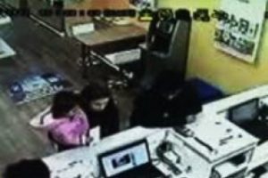 Kucağında bebeğiyle hırsızlık