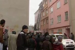 Mahalleli kar altında yangını izledi