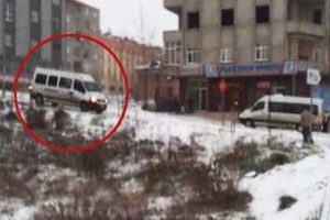 Servis minib&uuml;s&uuml; yokuşta b&ouml;yle kaydı