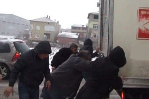 İşte, karda yola &ccedil;ıkan s&uuml;r&uuml;c&uuml;lerin hali