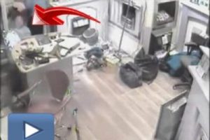 Elektrik&ccedil;iyi elektrik &ccedil;arptı