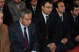 Arın&ccedil; ve Baydemir birlikte cuma namazı kıldı
