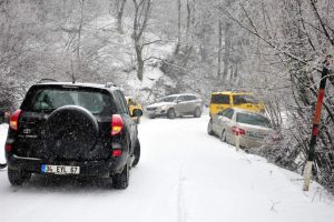 Uludağ'a &ccedil;ıkan ara&ccedil;lar yolda mahsur kaldı