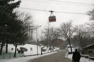 R&uuml;zgar teleferik yolcularını yarıda bıraktı!