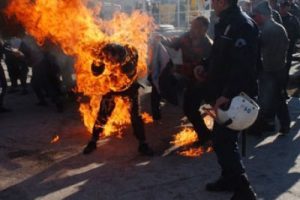 Değer miydi..Ekmeği i&ccedil;in kendini yaktı