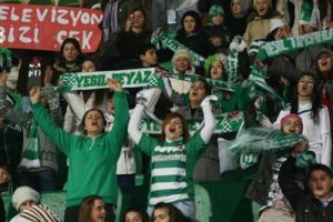 Kadınlar zaferin keyfini &ccedil;ıkardı