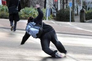 Buzlu yolda k&uuml;&ccedil;&uuml;k adımlarla y&uuml;r&uuml;y&uuml;n