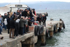 M&uuml;badelede &ouml;lenler denize karanfil bırakılarak anıldı