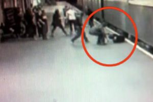 Kavga ettiği adamı trene fırlattı