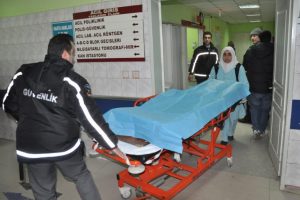Arkadaşını hastaneye yetiştirmek isterken kaza yaptı!