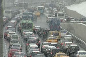 Karda yola &ccedil;ıktılar yolda kaldılar