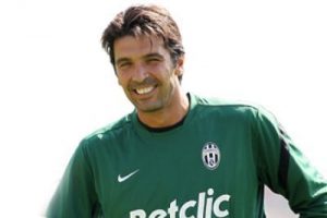 &Uuml;nl&uuml; futbolcuya ahlaksız teklif!