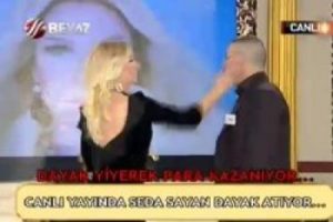 Seda Sayan konuğunu canlı yayında b&ouml;yle d&ouml;vd&uuml;