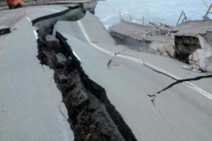 Dalgalar Karadeniz Otoyolu'nu &ccedil;&ouml;kertti