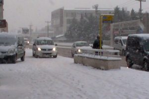 Bursa kara teslim oldu, yer g&ouml;k beyaza b&uuml;r&uuml;nd&uuml;