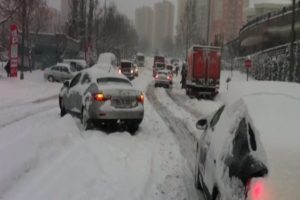 Ara&ccedil;lar yolda kaldı