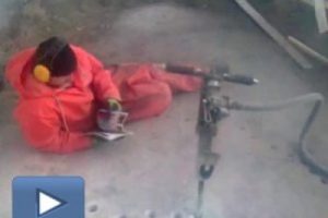İş&ccedil;i yatıyor makine &ccedil;alışıyor