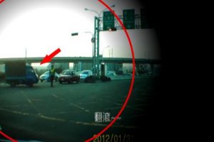 Kamyonet polise işte b&ouml;yle &ccedil;arptı