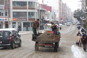 M. Kemalpaşa'da karla m&uuml;cadele
