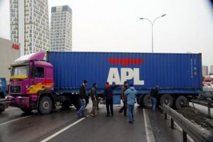 TIR kaydı E5 trafiği fel&ccedil; oldu