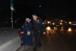 Dondurucu soğukta dilenen &ccedil;ocuğa polis sahip &ccedil;ıktı