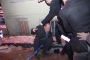 &Ouml;nce evi yandı sonra komşuları saldırdı