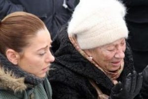 Defne Joy Foster g&ouml;zyaşlarıyla anıldı