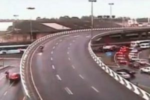 Motordaki 2 kişi k&ouml;pr&uuml;den u&ccedil;tu
