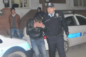 Ev basmak isteyen silahlı eşkiyalar polise takıldı