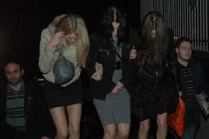 Striptiz bara fuhuş baskını