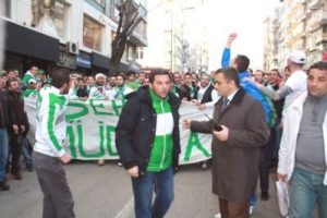 Cezası kalkan taraftarlardan g&ouml;vde g&ouml;sterisi