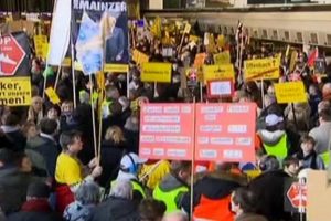 Havalimanında g&uuml;r&uuml;lt&uuml; protestosu