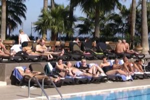 Kemer'de turistlerin havuz keyfi
