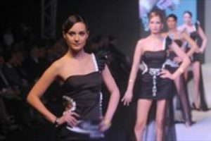G&ouml;z kamaştıran defile