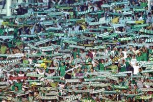 Tezah&uuml;ratı beğenmeyince birbirlerine girdiler