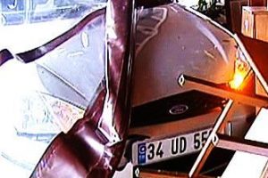 Kontrolden &ccedil;ıktı restorana daldı