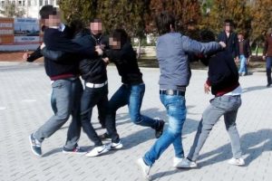 &Ouml;ğrenciler tekme tokat birbirlerine girdi