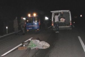 Karayolunda y&uuml;r&uuml;rken iki otomobilin &ccedil;arpması sonucu &ouml;ld&uuml;