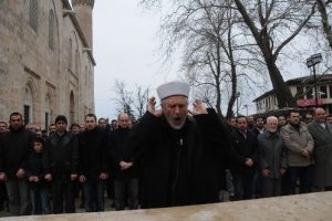 Bursalılar Suriye'de &ouml;lenler i&ccedil;in gıyabi namaza durdu