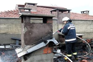 Bursa'da 10 katlı binanın &ccedil;atısında korkutan yangın