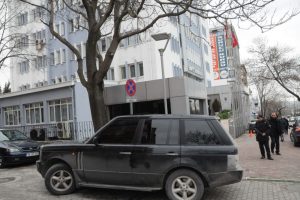 Hem alkoll&uuml; hem ehliyetsiz emniyet m&uuml;d&uuml;rl&uuml;ğ&uuml; &ouml;n&uuml;ne park etmek isteyince
