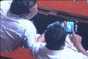 Porno izleyen bakanlar istifa etti