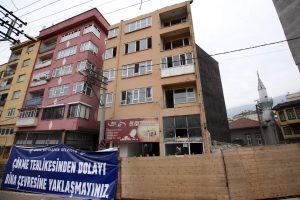Bursa'da &ccedil;&ouml;kme riski olan bina yıkılıyor