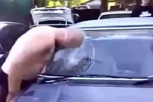 Arabanın &ouml;n camına kafa atan adam