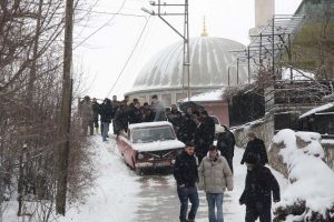 Cenaze i&ccedil;in kapalı k&ouml;y yolunu a&ccedil;tılar