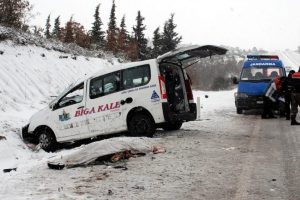 Bursa yolunda karla gelen &ouml;l&uuml;m