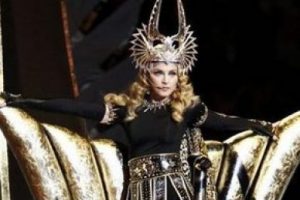 Madonna sahnedeyken ağabeyi dilendi
