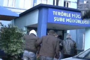 Polis Adana'da MİT lojmanlarında arama yaptı