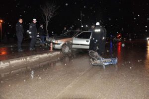 Polisin &ccedil;arptığı bisikletli ağır yaralandı